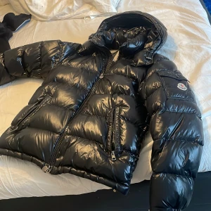 Moncler Maya - Använd endast 1 vinter, kvitto finns. Inköpt på NK 
