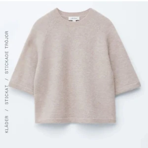 Beige stickad tröja från & Other Stories - Så så fin nu till hösten!!! Den är använd men mycket väl använd!! Inte alls nopprig, eller defekter 💞💞💞
