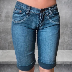 Ikoniska Jeansshorts med detaljerade bakfickor - 2000s Snygga blåa jeansshorts med normal passform. Shortsen har ikoniska detaljer på fickorna. Perfekta för dig som vill sticka ut och vara en #ICON. Pris kan diskuteras vid snabb affär