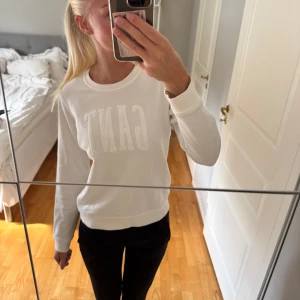 Vit sweatshirt från GANT - Säljer en stilren vit sweatshirt från GANT med broderad logga framtill. Superfint och nästan aldrig använd💕