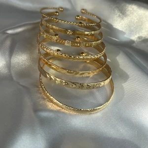 Guld armband nya set 7 st - Jättefina fina armband set 7 st helt nya, dem är justerbara. Skickar med i en liten presentpåse. (Material guldfärgad metall rostfritt) Snabb frakt ✨