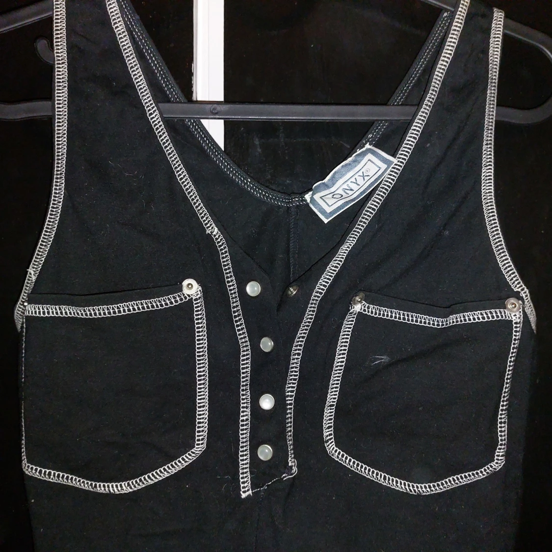 Body från Onyx med kontrastsömmar