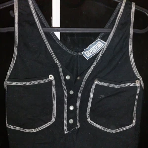 Body från Onyx med kontrastsömmar - Svart body/byxdress (första bildens nyans) från Onyx med vita kontrastsömmar