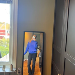 Blå stickad tröja - Säljer en blå stickad tröja. Tröjan har en loose passform och långa ärmar, perfekt för lager på lager under kyliga dagar. Enkel och stilren design som är lätt att matcha.