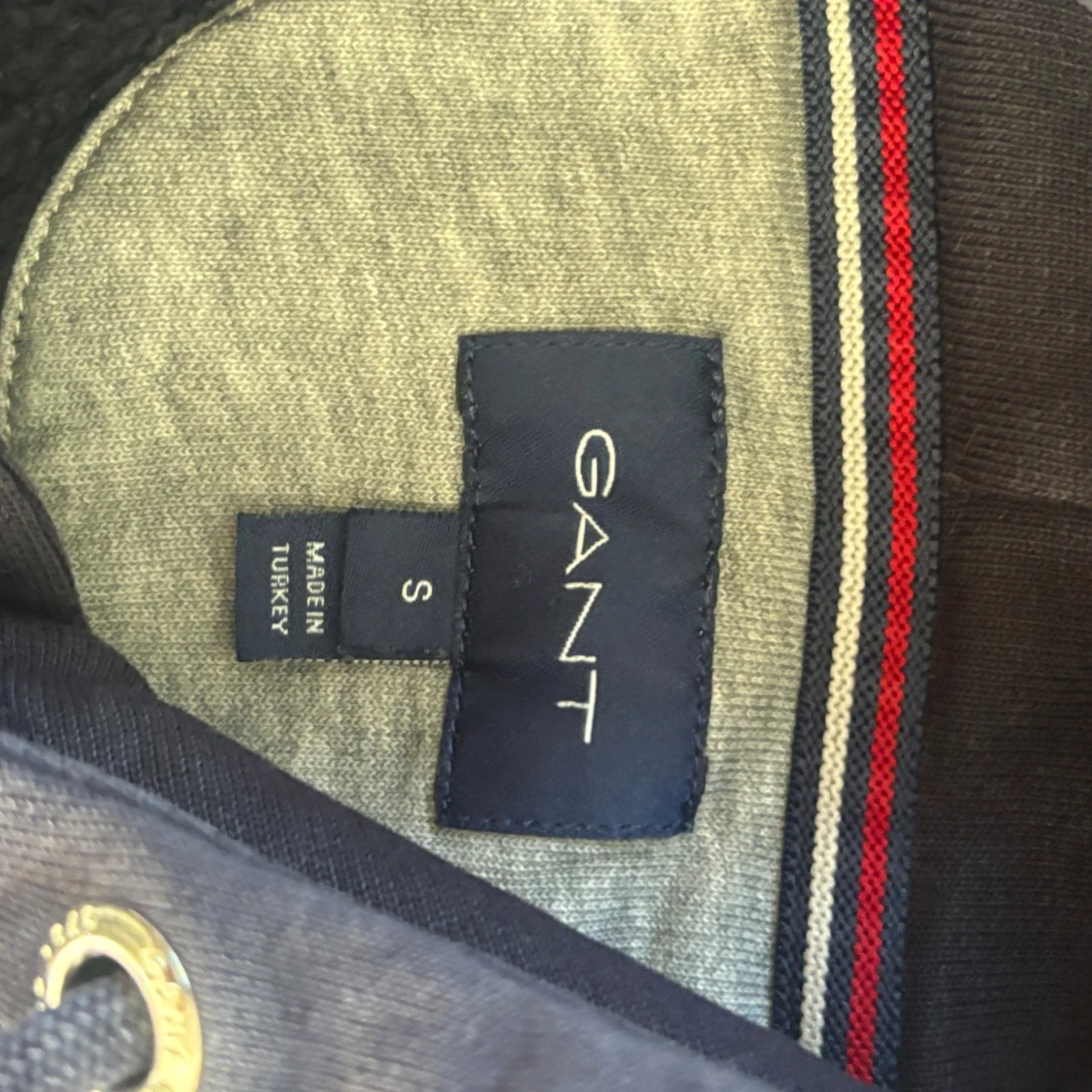 Marinblå hoodie från GANT med huva strl S  - 2