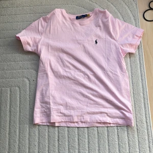Rosa t-shirt från Polo Ralph Lauren - Tjenare säljer en rosa T-shirt från polo rhalph lauren den är sprillans ny och har inga defekter om du har frågor eller fler bilder är det bara att skriva till mig.