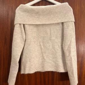 stickad off-shoulder tröja - har använts max 4 gånger. har inga defekter🩷