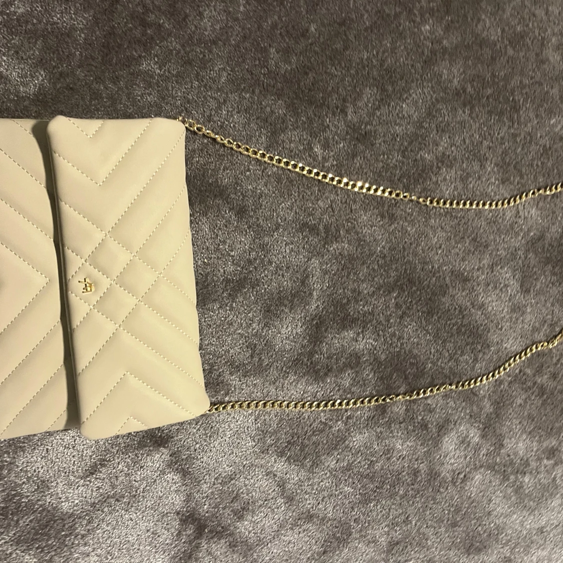 Beige quiltad axelväska från Tory Burch
