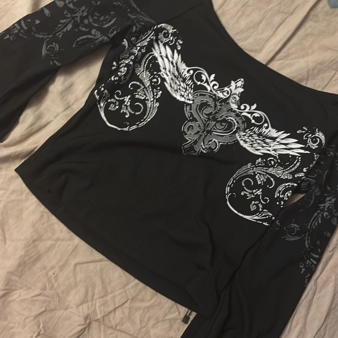 Svart långärmad topp med silvertryck - 2