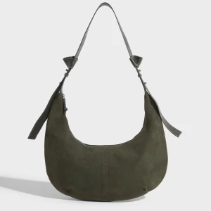 Olivgrön axelväska från Beck Söndergaard - Snygg olivgrön axelväska i mocka från Beck Söndergaard. Väskan har en rundad form, bred justerbar axelrem i skinn och dragkedja upptill. Perfekt storlek för att få plats med allt du behöver och passar till många olika outfits. Modellen heter Lona bag! Väskan är ny! Slutsåld och nypris 2000