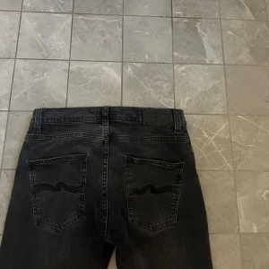 Nudie jeans - Tja, säljer nu dessa jeans från Nudie. Jeansen är i en mycket populär och snygg färg! Jeansen är i ett mycket bra skick. Midja 31 och längd 32. Skriv vid minsta fundering😃