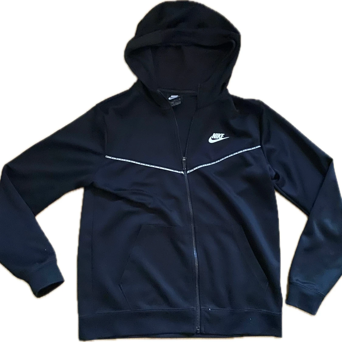 Svart hoodie från Nike med dragkedja