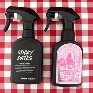 HELT NYA Lush Body spray 400 ml - Wicked + Sticky Dates - Glinda Upland från exklusiv Lush-kollektion Wicked som nu är helt slutsåld + deras bästsäljare Sticky dates. Båda sprayen kostade 930 :(, säljer dem för 699. ETT sprut har sprayats med vardera och helt nyinköpta. Insåg när jag testade att jag hellre ville ha min ”vanliga safe card” jag brukar köpa. Säljer alltså pga felköp. Men luktar fantastiskt gott och dessa spray är superpopulära! Bäst före datum 2028, oktober. 200 ml + 200 ml. 