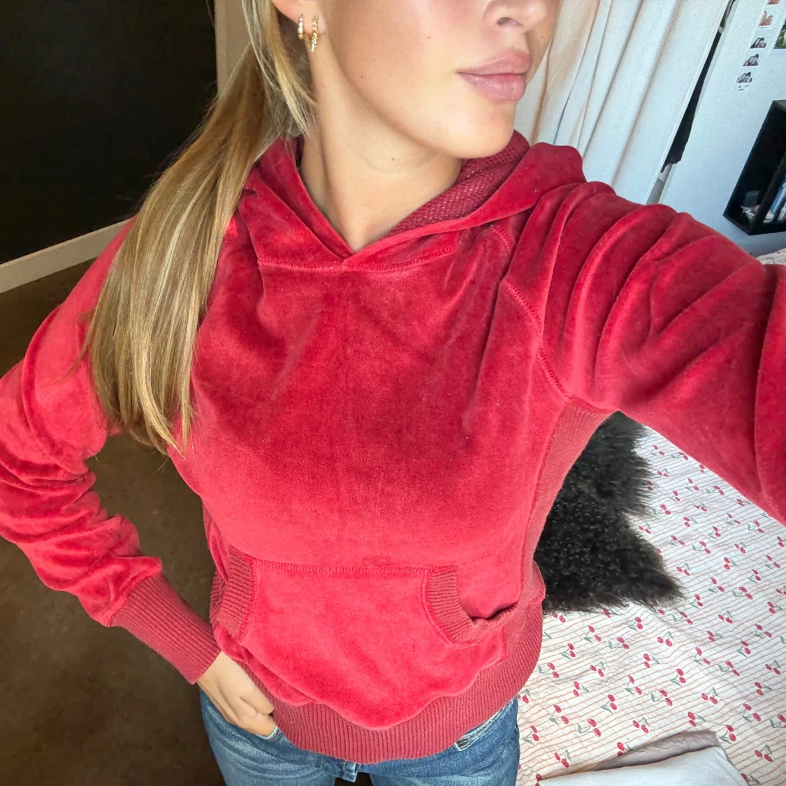 Röd velourhoodie med huva - 2