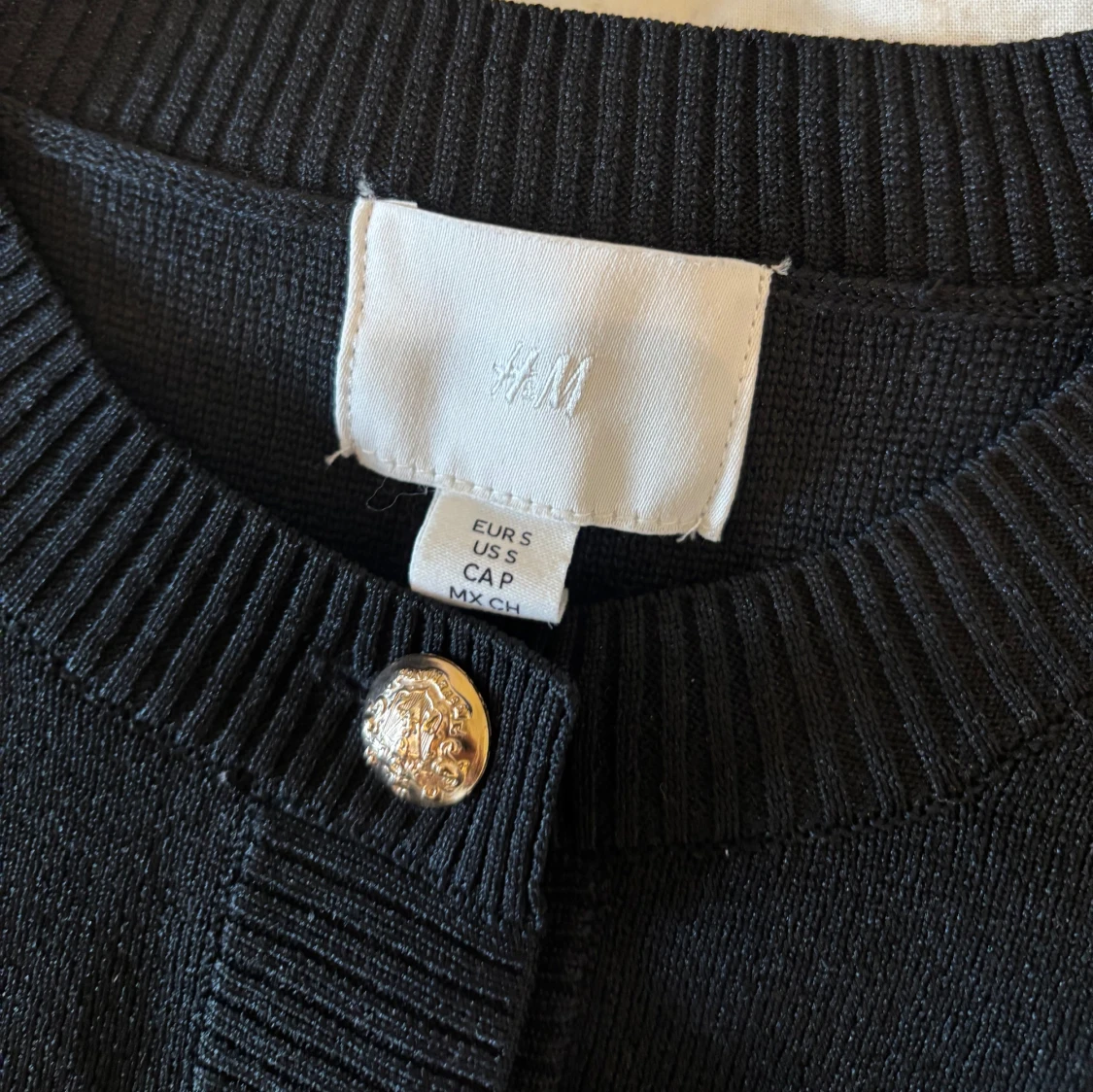 Svart kofta med guldknappar från H&M - 1