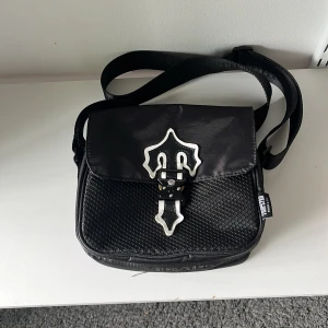 Trapstar väska - Säljer denna trapstar väska för att den inte används. Knappt använd, Justerbar axelrem.