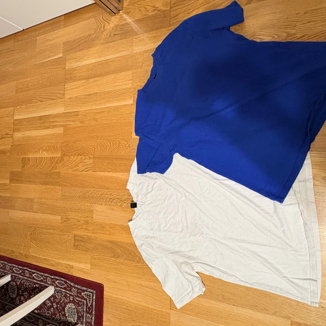 Blå och vit basic t-shirt - 1