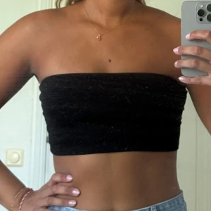 Svart tubtopp  - Enkel och stilren svart bandeau tubtopp från Gina Tricot. Mjuk och stretchig bomullsblandning som sitter skönt och tight runt kroppen.