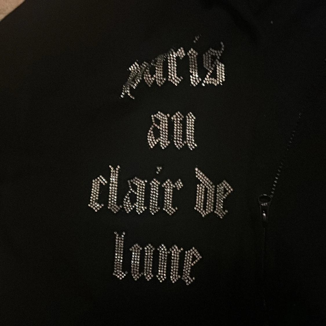 Svart hoodie med strass och Paris-tryck - 4