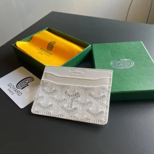 Vit cardholder - Stilren ”cardholder” i färgen vit