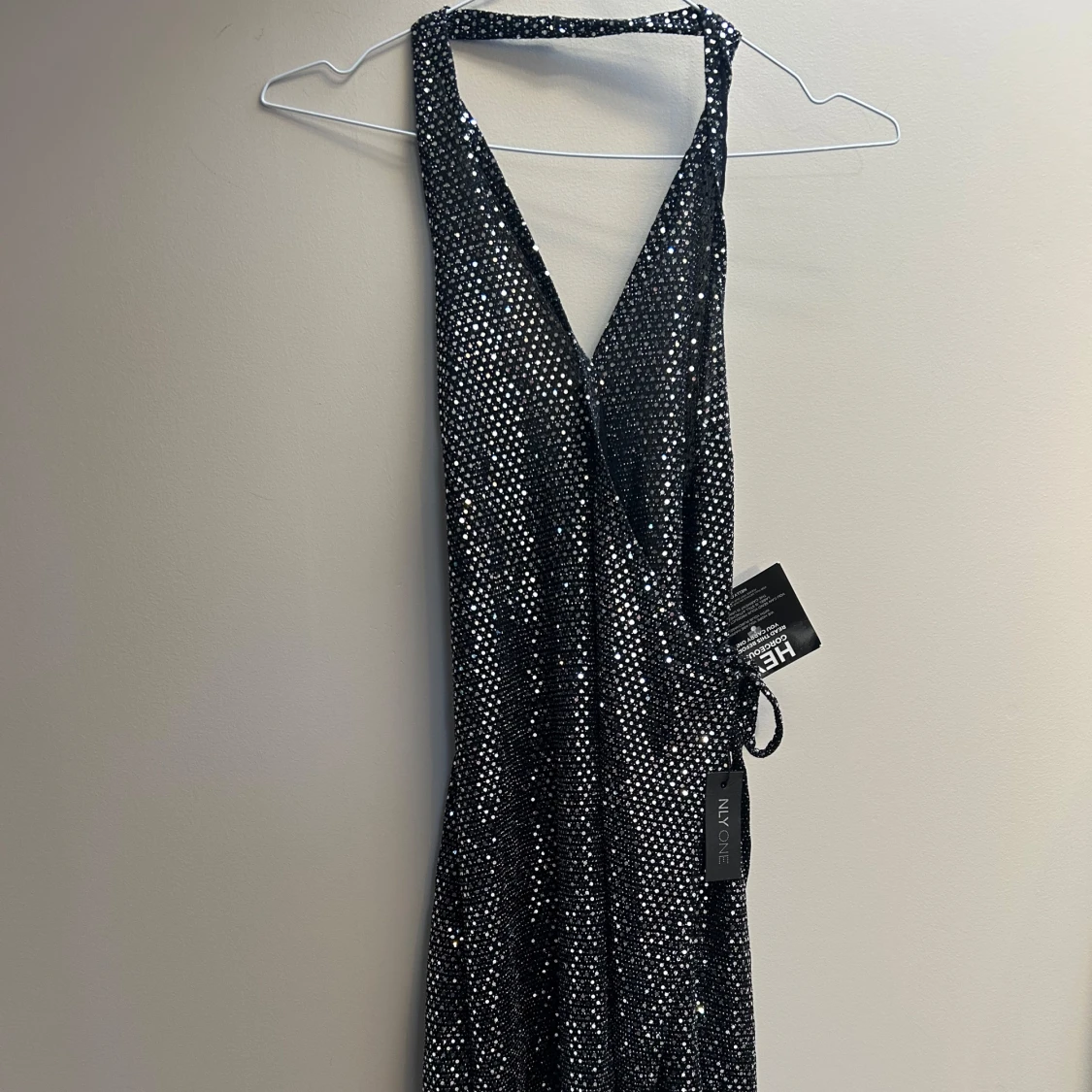 Glittrig svart långklänning