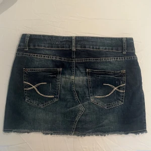 Jeanskjol - Säljer denna jeanskjol! Använd enbart fåtal gånger. Hittar ingen storlekslapp, men skulle gissa på S/M. Kontakta vid frågor eller intresse❣️