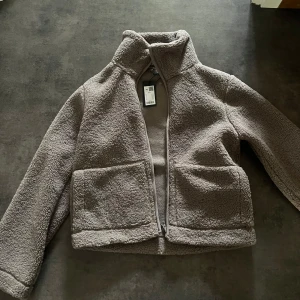 Beige Teddy jacka  - Mysig beige teddyjacka från lager 157. Säljer då jag köpt i fel storlek. Helt ny❤️