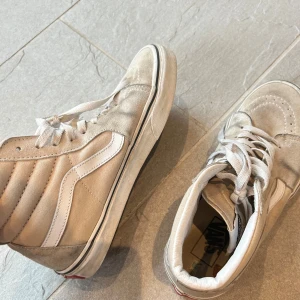Vans! - Vans som ser ganska använda ut men har inga defekter. Går att tvätta å få rena på massa ställen men de är jag alldeles för lat för därav priset.
