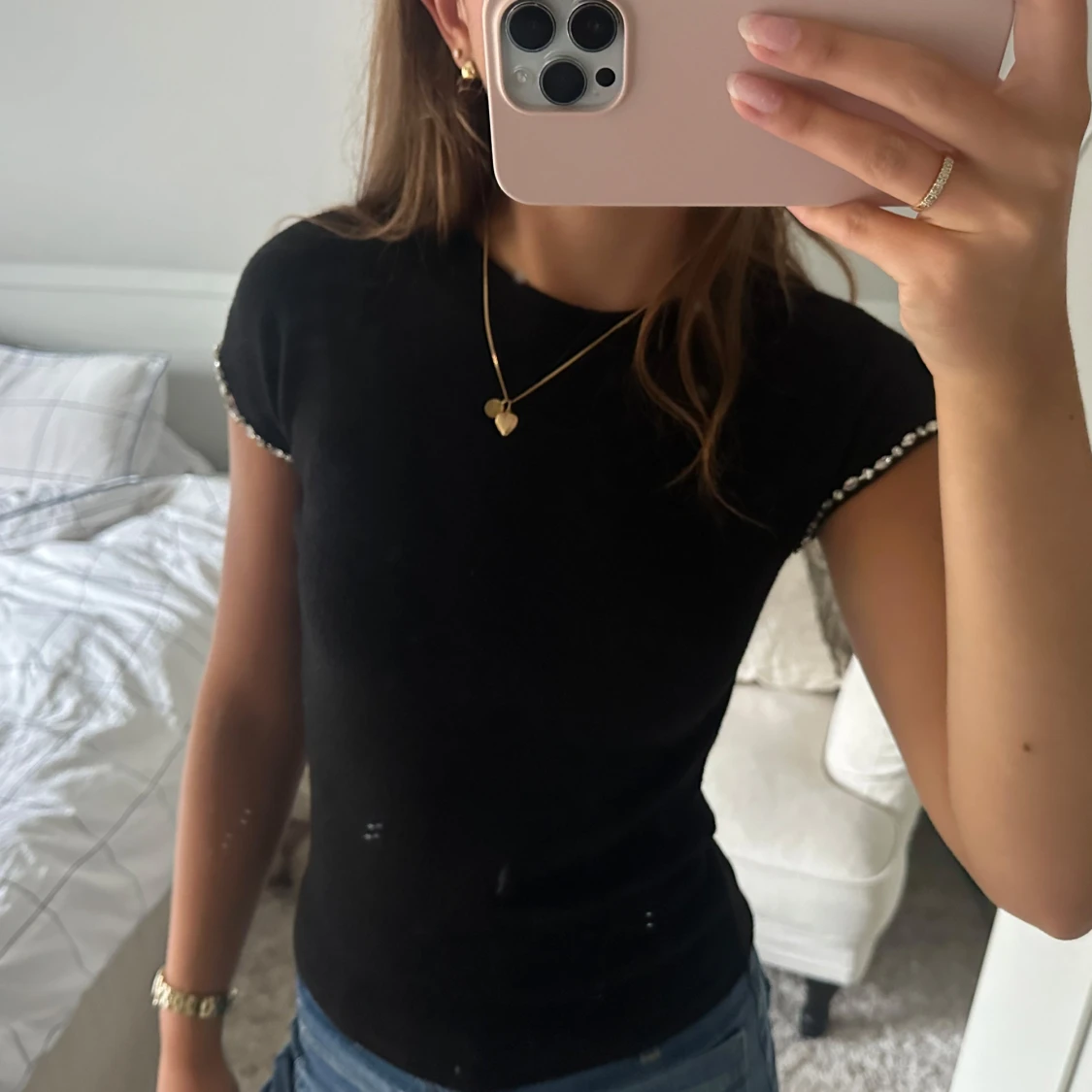 Svart stickad topp med pärldetaljer