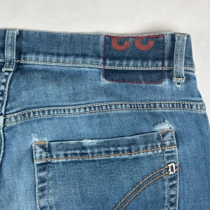 Dondup jeans - Snygga blå jeans med klassisk femficksdesign och raka ben. Jeansen har en mellanblå tvätt med lätt slitna detaljer och kontrastsömmar. De har knappgylf och bälteshällor, perfekta för en avslappnad och trendig look.storlek w33 dondup George 