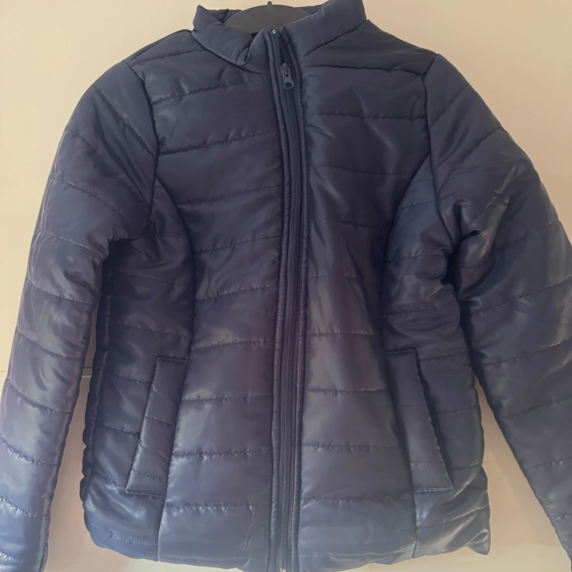 Ny. Mörkblå quiltad pufferjacka stl 34/36 - 1