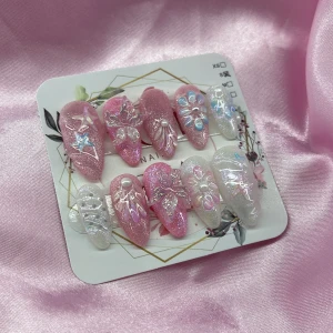 PearlcorePrincess(S);Medium Almond - Snygga gelé lösnaglar i medium mandelform med glittrig finish i rosa och vitt. Dekorerade med 3D-blommor, pärlor, stjärnor och holografiska detaljer. Perfekt för dig som vill ha extra glam och unika naglar. Kommer i S: 15 mm, 11,5 mm, 12 mm, 11 mm, 9 mm