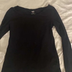 Svart långärmad tröja - En basic svart långärmad tröja från 157 i storlek M.