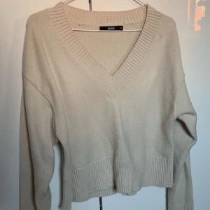 Beige stickad v-ringad tröja🤍 - Mjuk o gosig stickad v-ringad tröja ifrån bik bok! Simpel att slänga på sig och funkar året runt!🙌🏼 