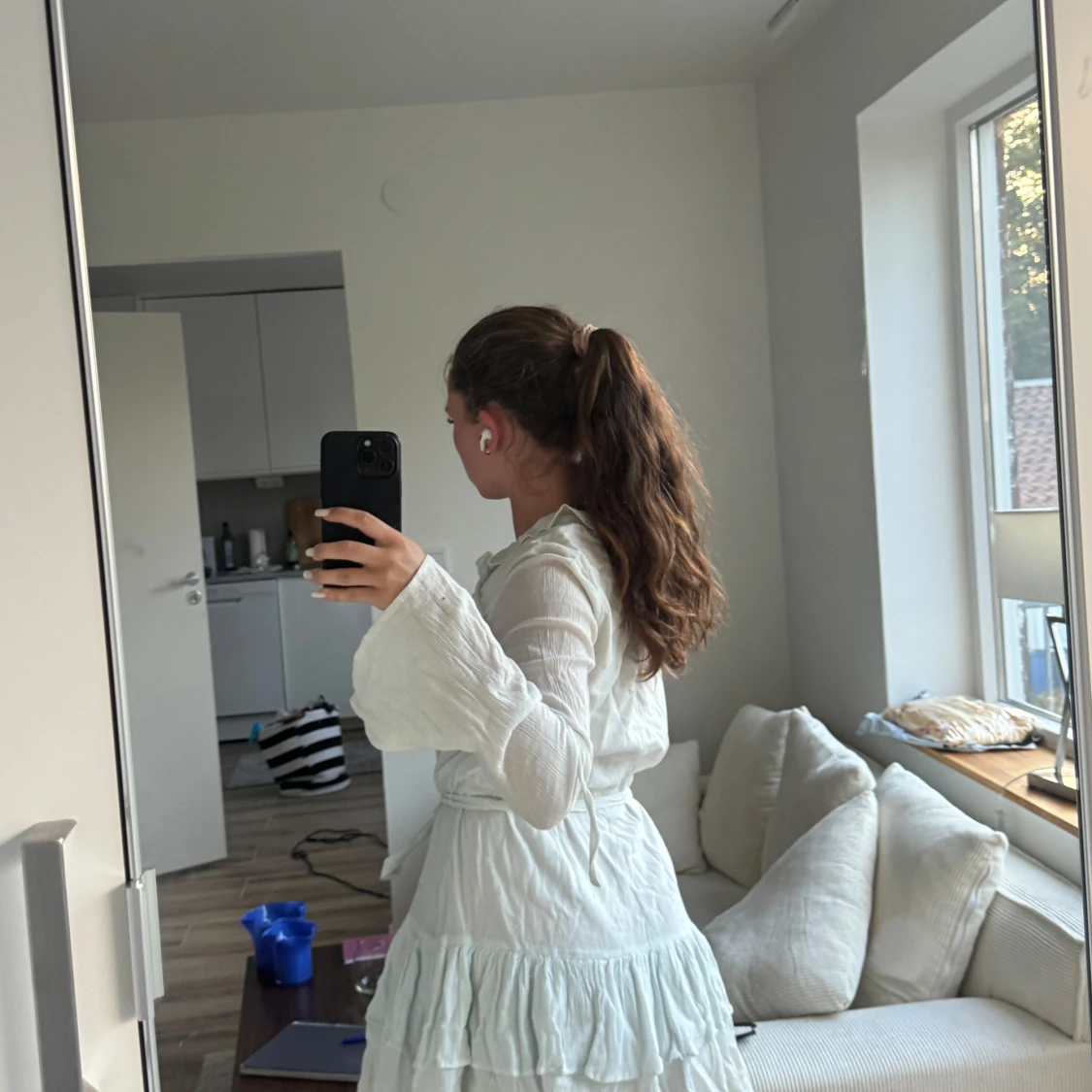 Ljusblå omlottklänning med volang - 2