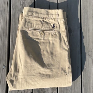  chinos från Polo Ralph Lauren - Säljer dessa snygga Ralph Lauren chinosen! Storlek : 33/34 | skick 10/10 | hör av dig vid fråga! 