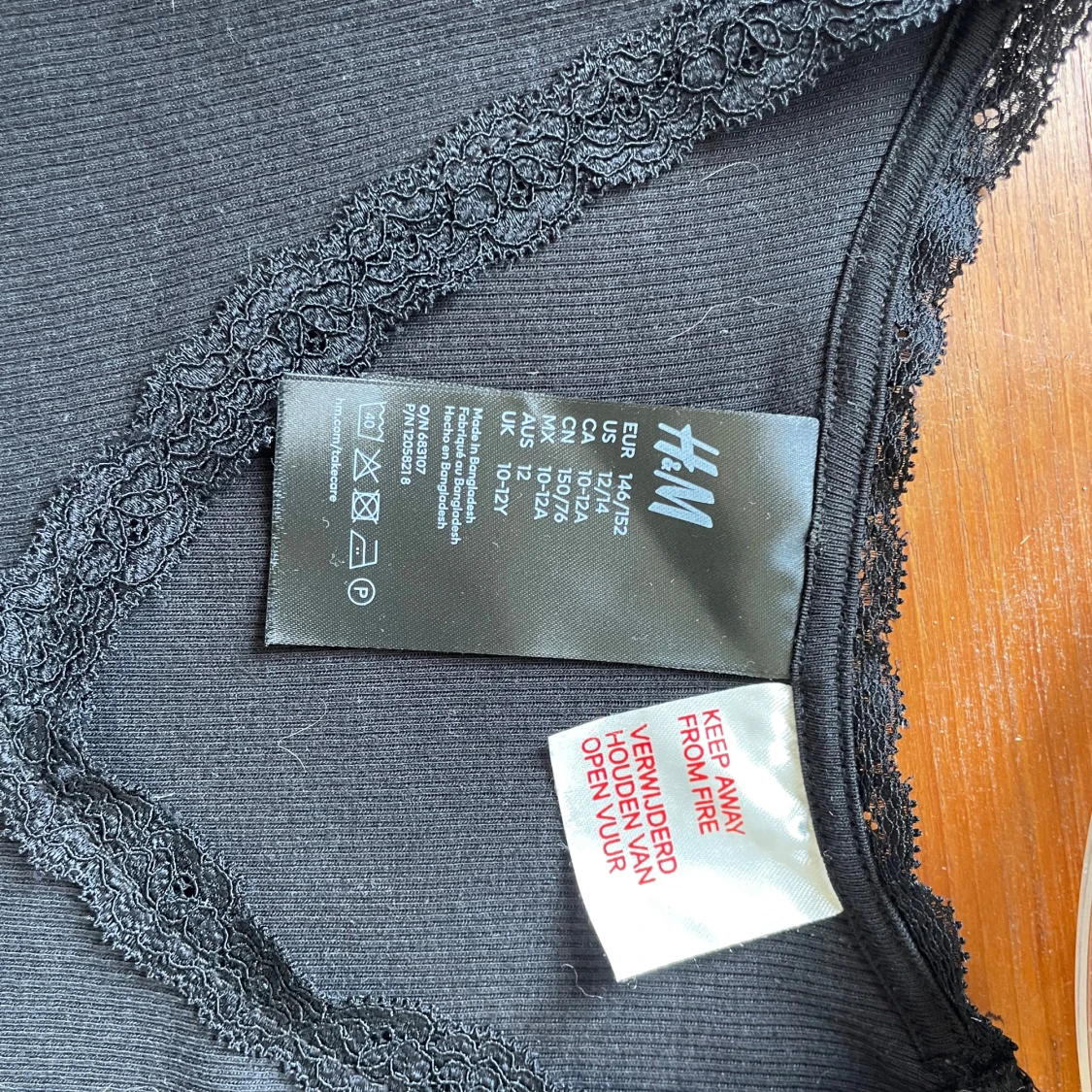 Svart ribbad topp med spets från H&M - 3