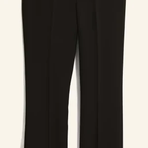 Svarta kostymbyxor med bootcut - Stilrena svarta kostymbyxor med bootcut-snitt och klassisk passform. Byxorna har pressveck framtill och är perfekta för en clean och dressad look. Materialet är mjukt och följsamt, vilket gör dem bekväma hela dagen.