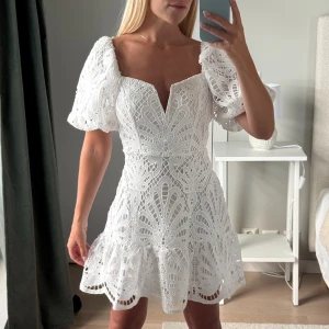 Helt ny klänning  - Otroligt vacker vit klänning som är helt oanvänd, säljes pga den var för stor för mig. Passar storlek S. Köparen står för frakt. Paketpris vid köp av flera plagg, köp två plagg och få ett tredje gratis 😍 Skriv i chatt för mer info, kan skicka samma dag!