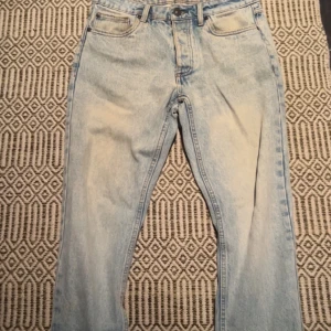 Ljusblå jeans straight/loose fit  - Säljer ett par klassiska ljusblå jeans med rak passform och hög midja. Passform är Loose fit W 30 L 32 skick 7/10