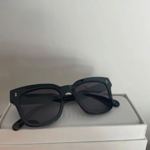 CHIMI solglas  - Svarta solglas ifrån CHIMI, sparsamt använda. Perfekt ljus i med polariserat glas samt U -skydd! Originalfodral och ask medföljer ofc🫱🏼‍🫲🏽 nypris 1000 kr