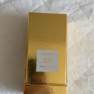 Tom Ford Soleil Blanc EdP 100 ml - Lyxig parfym från Tom Ford, Soleil Blanc Eau de Parfum i 100 ml flaska. Flaskan är vit med gulddetaljer och kommer i en elegant, glansig guldfärgad ask. Doften är känd för sina soliga, varma och exotiska toner. Perfekt för dig som gillar exklusiva och unika parfymer.