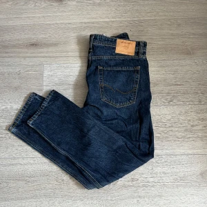 Mörkblåa jeans - Riktigt snygga mörkblåa jeans från Jack&Jones, storleken är 31/32