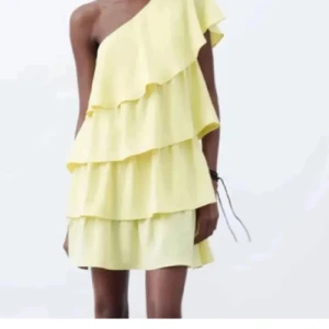 Gul volangklänning från Zara oneshoulder - Säljer den trendiga volangklänningen! Använd men i fint skick