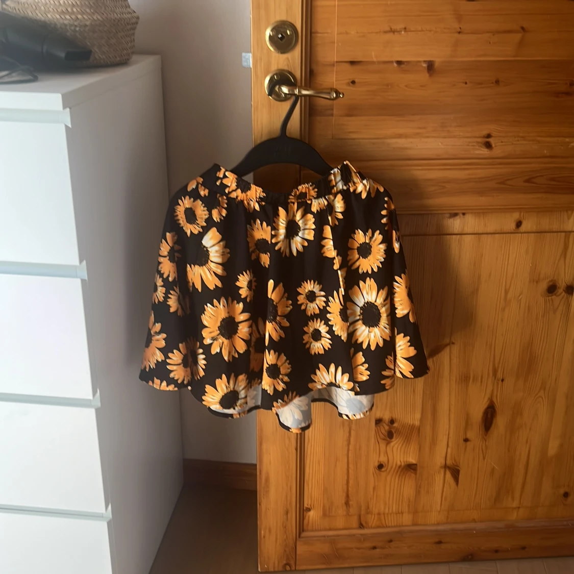 Blommig kjol från SHEIN med solrosor