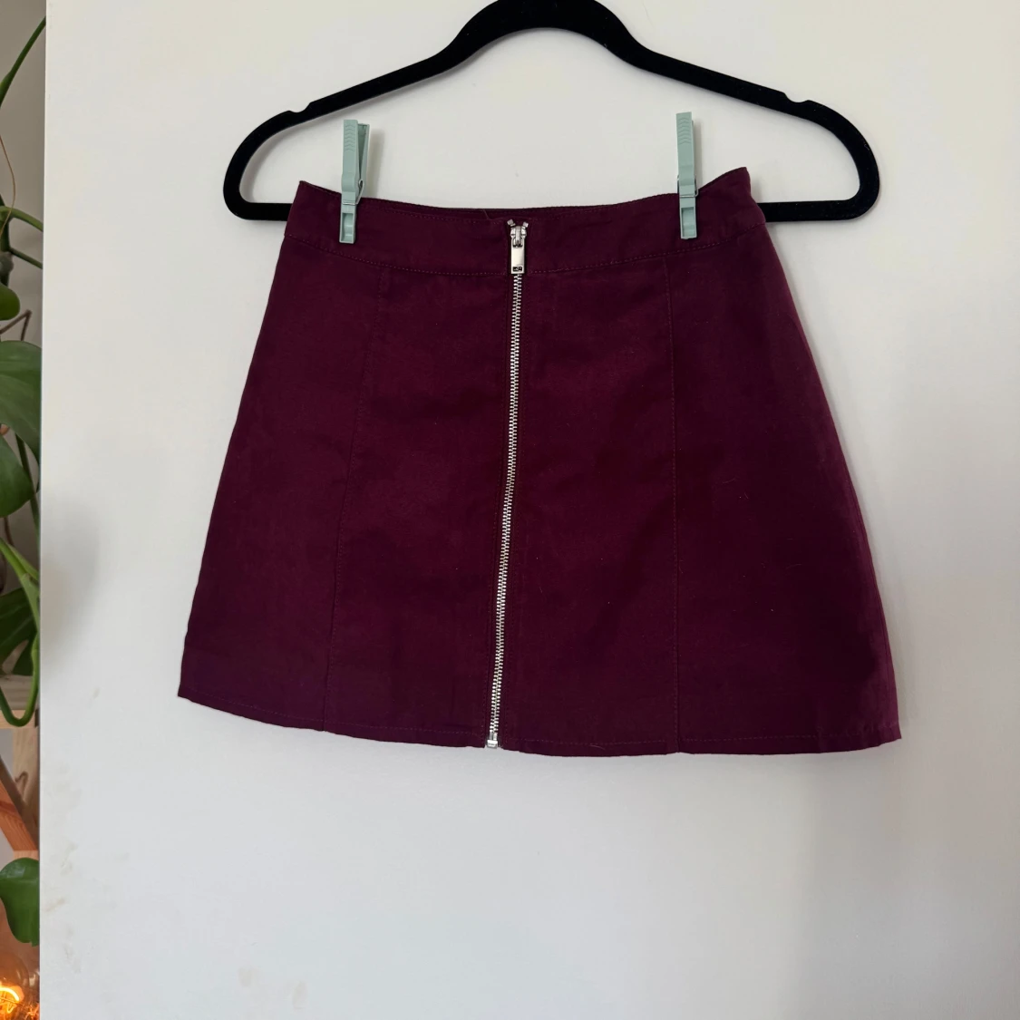 Vinröd kjol från H&M Divided