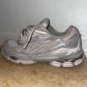 Asics Nyc Gel - Asics Nyc Gel i bra skick, storlek eu 39,5.