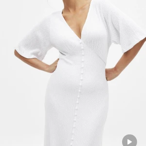 Vit långklänning NAKD - Superfin vit långklänning från NAKD. Helt oanvänd då klänningen är lite liten på mig efter att jag testade den. Lapp finns inte kvar men helt oanvänd utöver att jag testade klänningen. Nypris 549kr