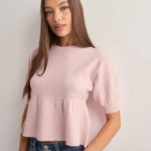 Blus - Söt rosa stickad blus från Nelly, superfin nu till hösten.😇