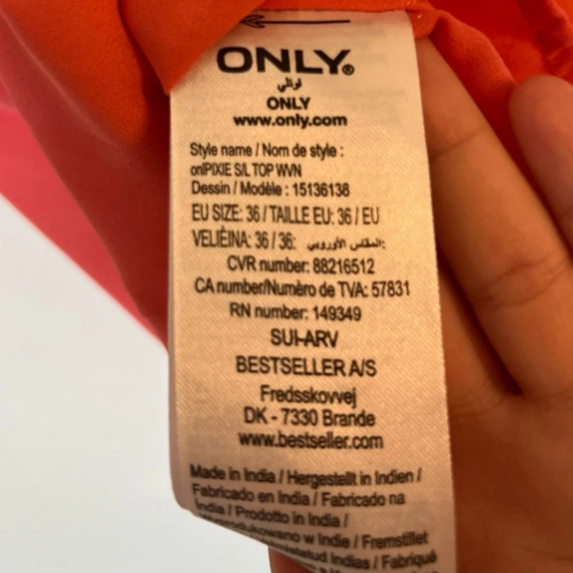 Röd ärmlös blus med spetsdetaljer - 4